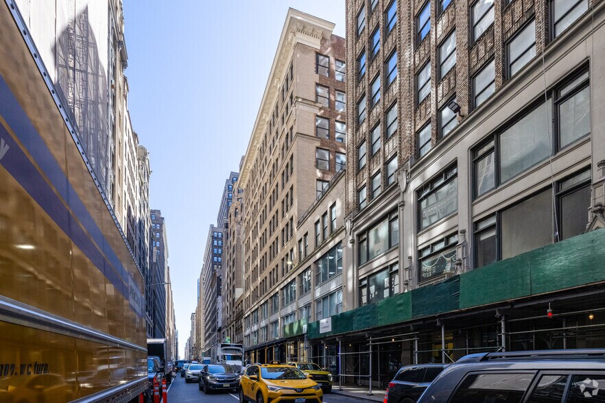 240 W 37th St, New York, NY à louer - Photo du bâtiment - Image 2 de 7