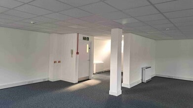 8-9 High St, Marlborough à louer Photo intérieure- Image 1 de 2