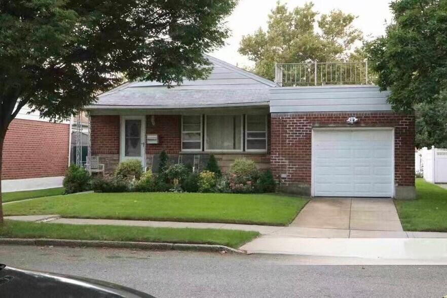 6520 180th St, Fresh Meadows, NY à vendre - Photo du bâtiment - Image 2 de 2