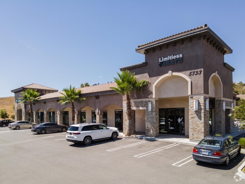 5741 Las Virgenes Rd, Calabasas, CA à louer - Photo du bâtiment - Image 3 de 8