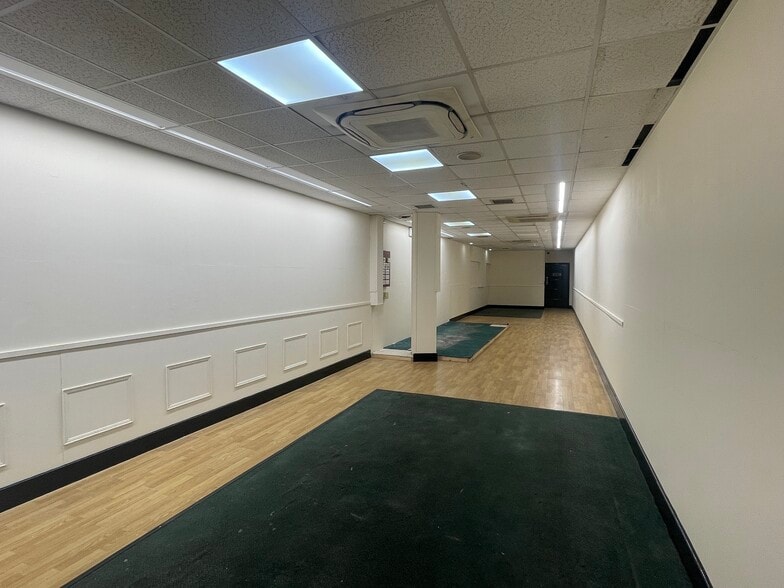 12 Gabriels Hl, Maidstone for lease - Interior Photo - Image 2 of 2