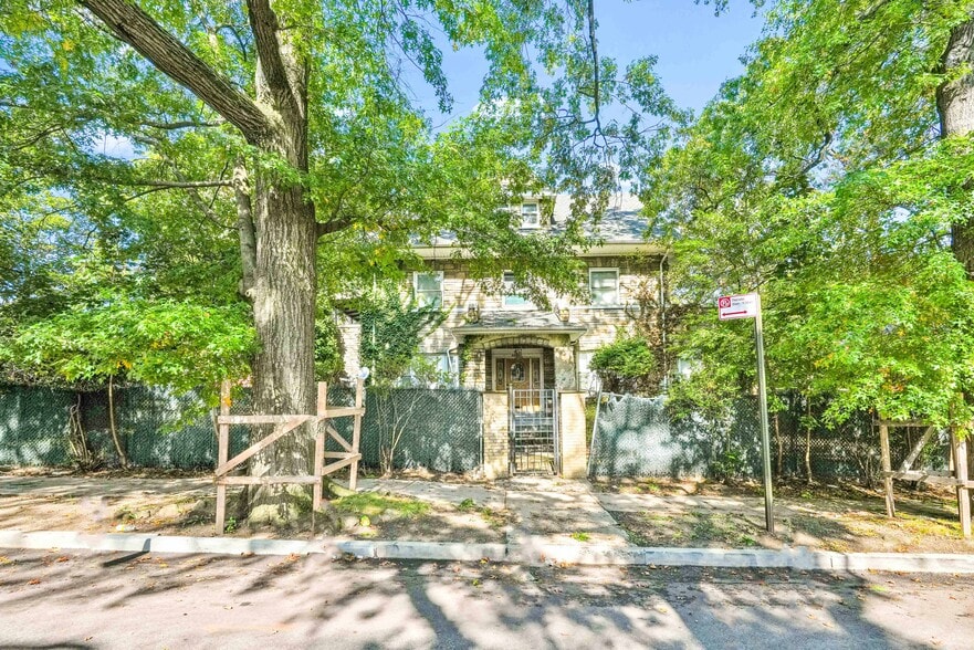 8126 Austin St, Kew Gardens, NY for sale - Building Photo - Image 2 of 30