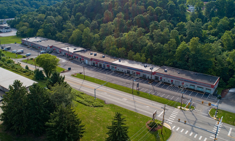 2035-2075 Golden Mile Hwy, Pittsburgh, PA à louer - Photo du bâtiment - Image 1 de 4