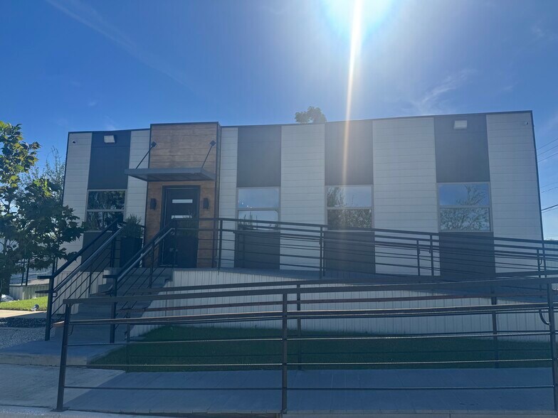 12040 E Hardy Rd, Houston, TX for sale - Building Photo - Image 2 of 11