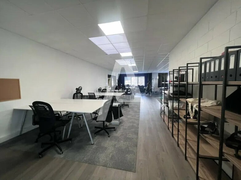 Flex in Ivry-sur-Seine for lease - Interior Photo - Image 2 of 7