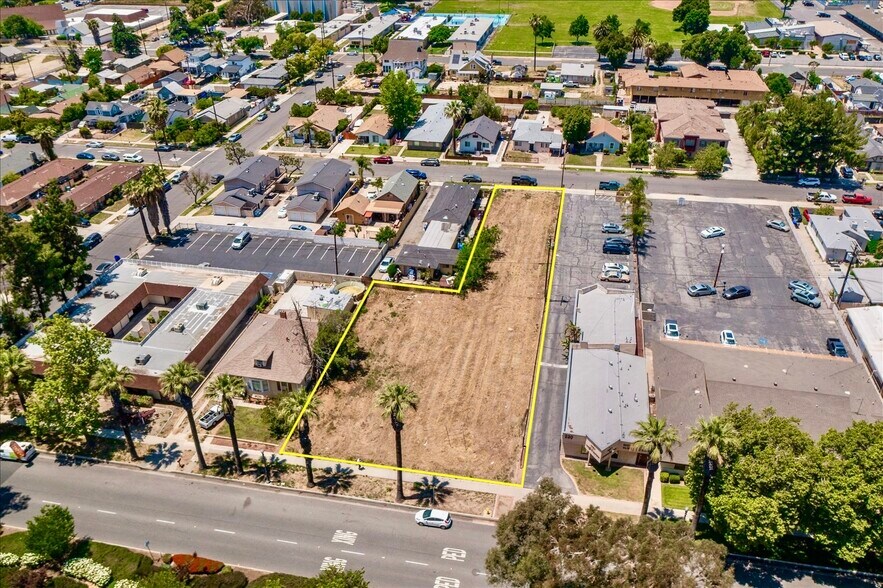 210 N Riverside Ave, Rialto, CA à vendre - Photo du bâtiment - Image 2 de 7