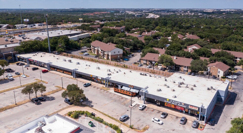 900 E Braker Ln, Austin, TX à vendre - Photo du bâtiment - Image 2 de 8