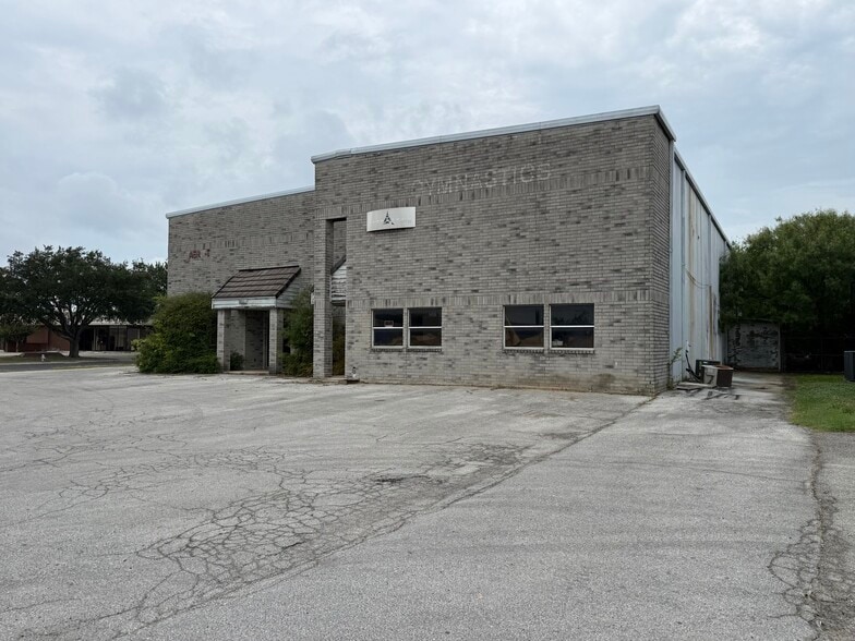 7927 Mainland Dr, San Antonio, TX à vendre - Photo du bâtiment - Image 3 de 12