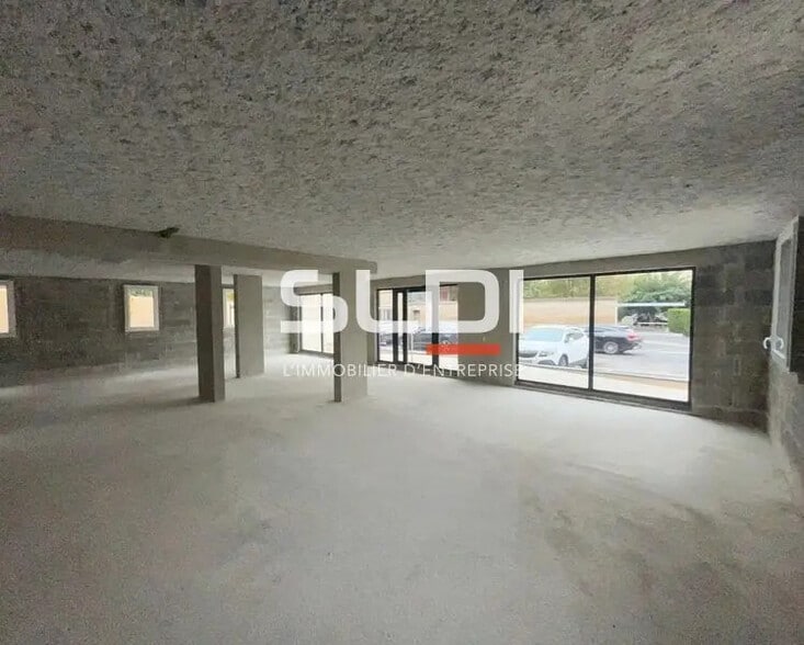 Retail in Jassans-Riottier for lease - Building Photo - Image 3 of 7