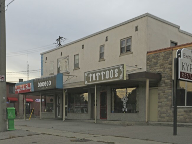 Plus de détails pour 295-299 Lancaster St W, Kitchener, ON - Commerce de détail à vendre