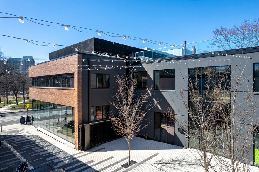 946-952 Queen St W, Toronto, ON à louer - Photo du bâtiment - Image 3 de 5