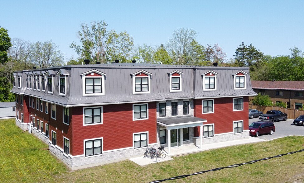 8 Rogers Rd, Perth, ON à vendre - Photo du bâtiment - Image 1 de 1