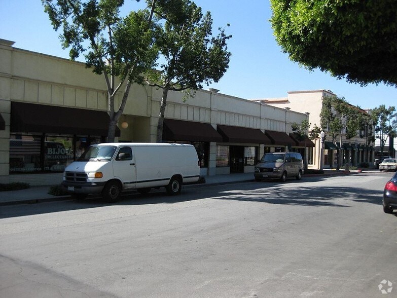 108-118 E Amerige Ave, Fullerton, CA à louer - Photo du bâtiment - Image 3 de 7