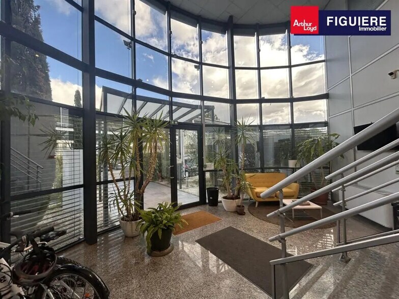 135 Avenue Victoire, Rousset à louer - Photo du bâtiment - Image 2 de 16