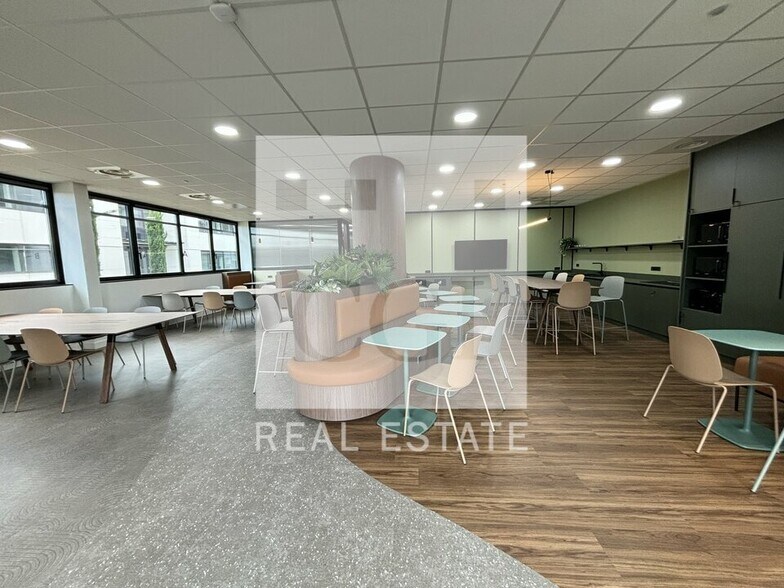 Office in Saint-Priest for lease - Building Photo - Image 2 of 13