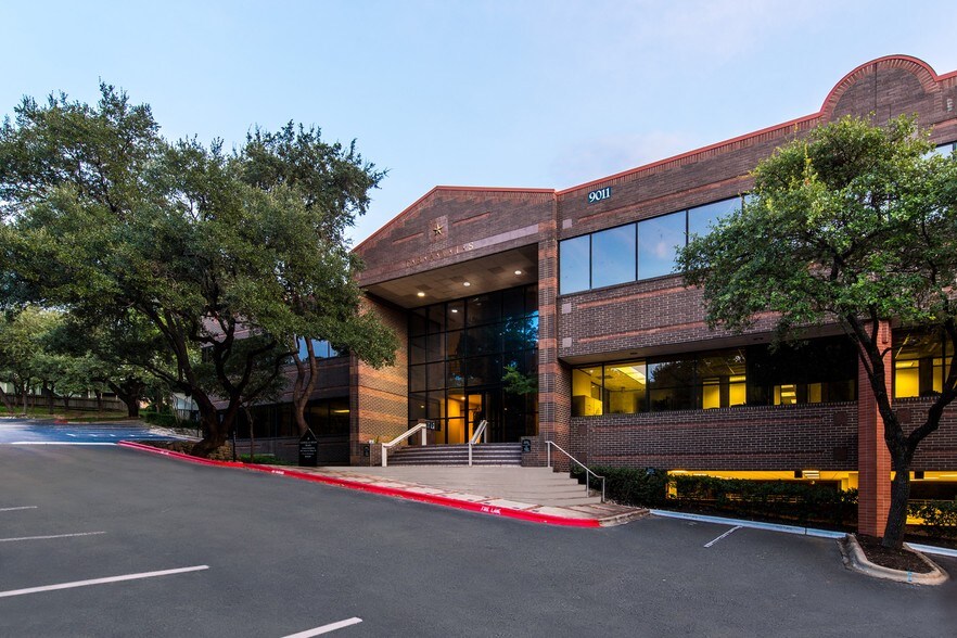 9011 Mountain Ridge Dr, Austin, TX à louer - Photo du bâtiment - Image 2 de 8