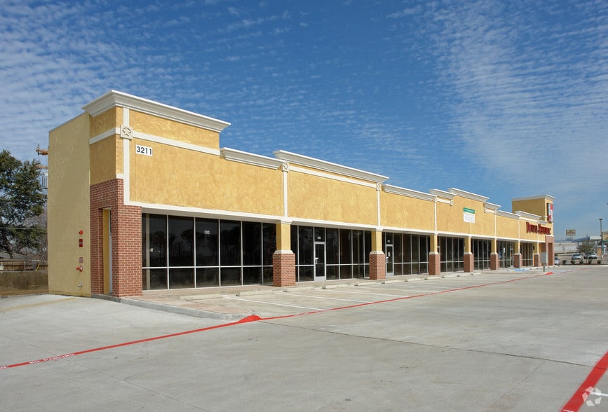 3211 W Northwest Hwy, Dallas, TX for lease - Building Photo - Image 2 of 11