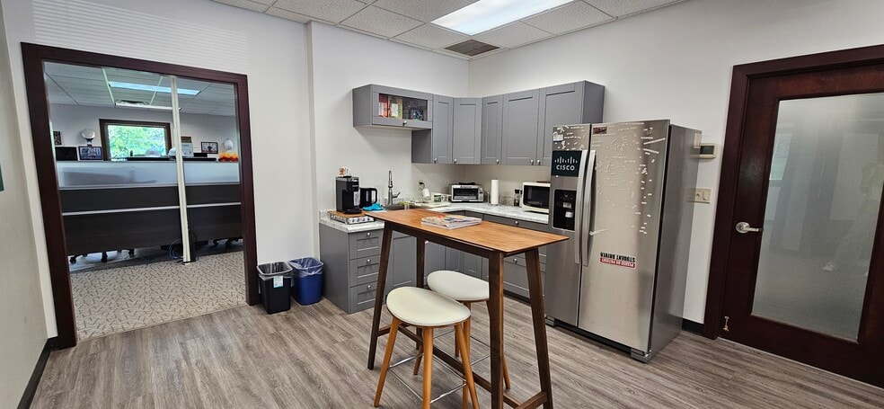 3610 Oakwood Hills Pky, Eau Claire, WI for lease - Interior Photo - Image 3 of 9