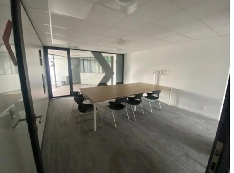 2 Rue Marie Sklodowska Curie, Taverny à louer - Photo du bâtiment - Image 2 de 7