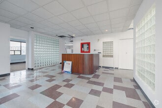 425 Rue Guy, Montréal, QC for lease Lobby- Image 2 of 16