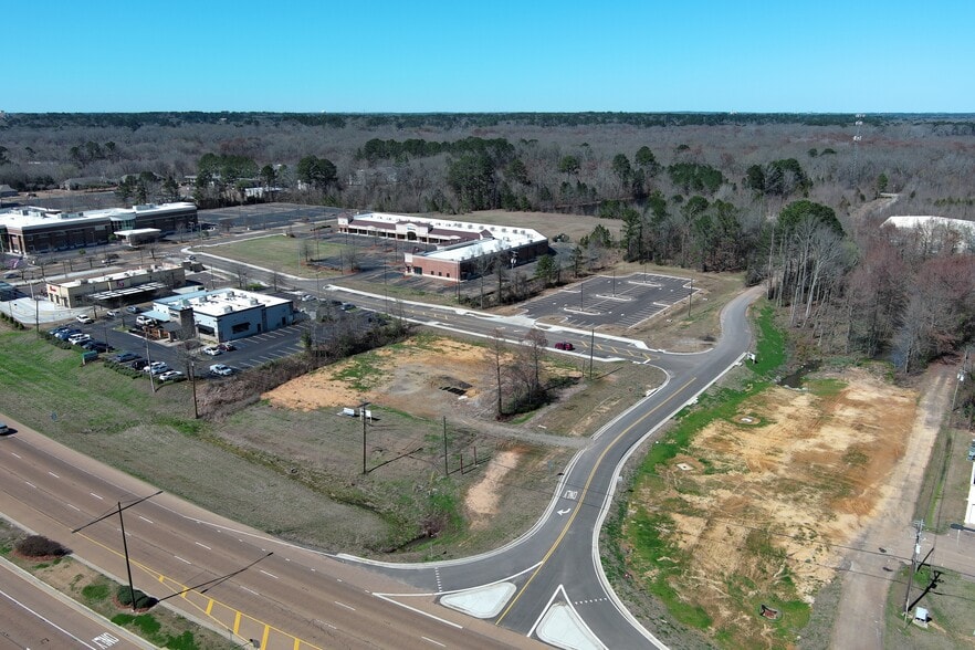 2580 Lakeland Dr, Flowood, MS à vendre - Photo du bâtiment - Image 2 de 4