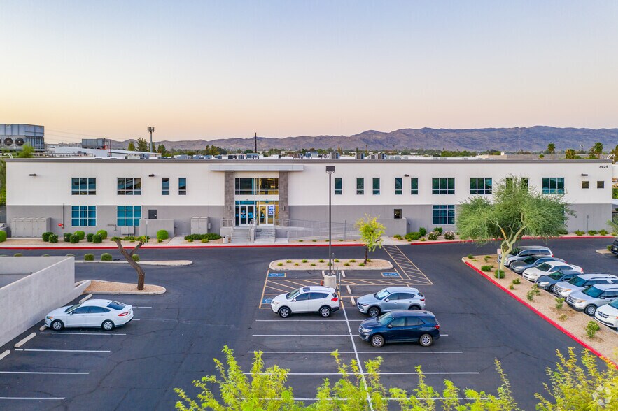 3925 E Broadway Rd, Phoenix, AZ à louer - Photo du bâtiment - Image 2 de 11