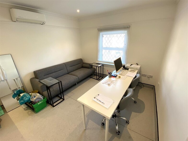 113 High Rd, Loughton à louer - Photo du bâtiment - Image 3 de 10