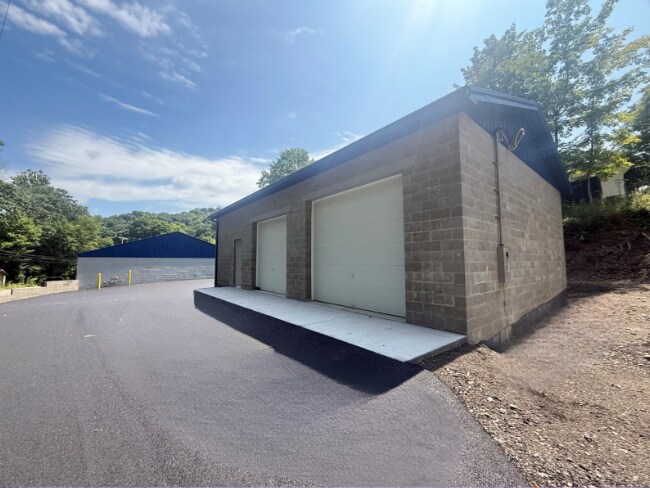 5 McGovern Blvd, Coraopolis, PA for lease Building Photo- Image 1 of 5