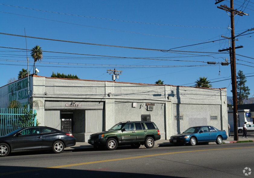 11119-11123 Burbank Blvd, North Hollywood, CA for lease - Building Photo - Image 2 of 33