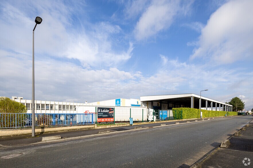 8 Rue De La Ferme Saint Ladre, Fosses à louer - Photo du bâtiment - Image 3 de 3