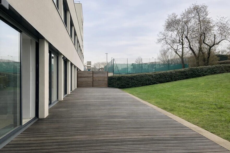 Bureau dans Rueil-Malmaison à louer - Photo du bâtiment - Image 2 de 10