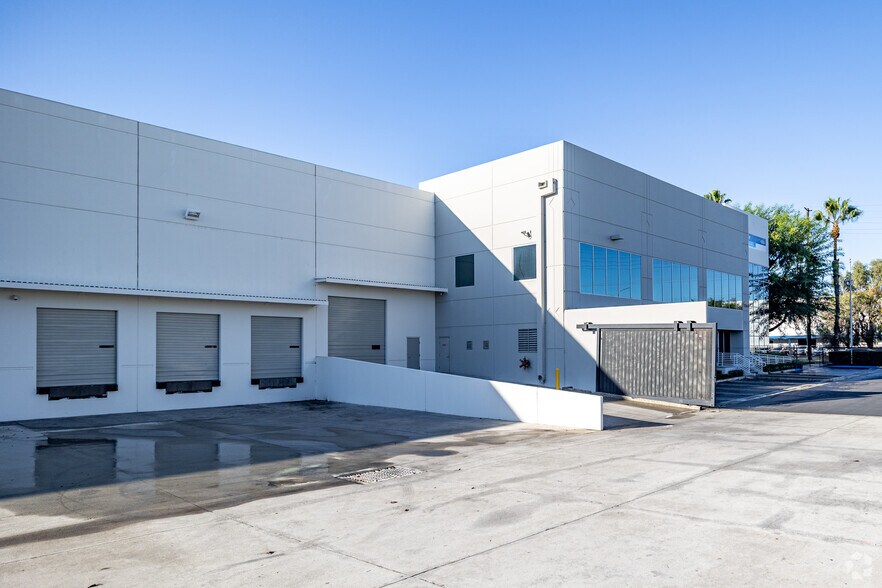 1190-1180 N Anaheim Blvd, Anaheim, CA à louer - Photo du bâtiment - Image 3 de 9