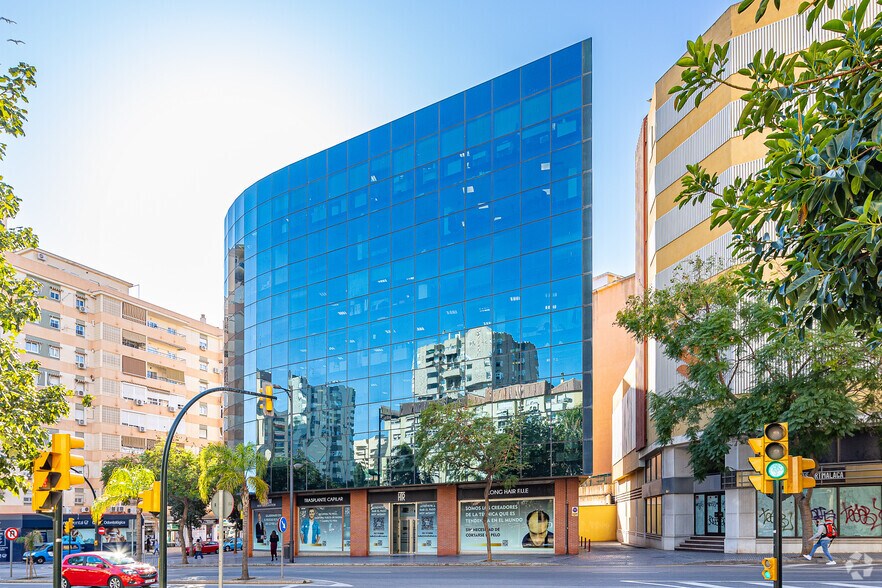 Avenida de la Aurora, 69, Málaga, Málaga à louer - Photo du bâtiment - Image 2 de 2