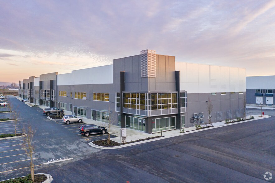 19055 Airport Way, Pitt Meadows, BC à louer - Photo principale - Image 1 de 6