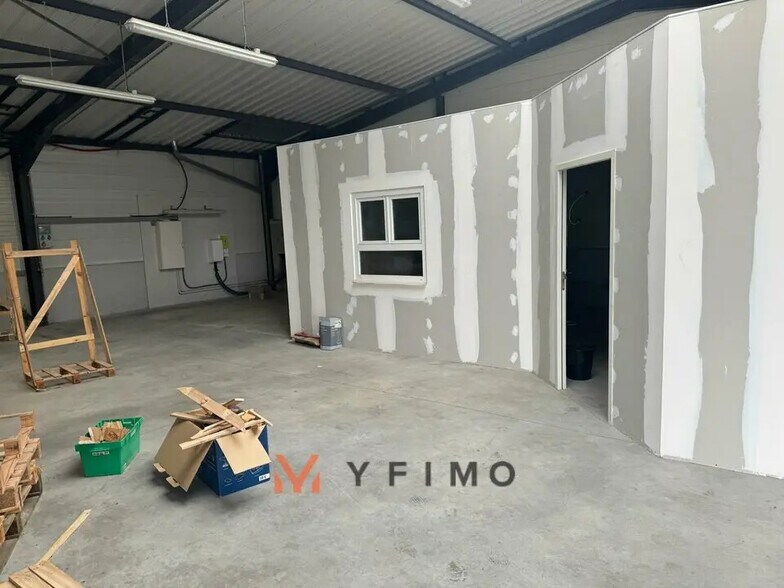 Flex in Gargenville for lease - Interior Photo - Image 3 of 5