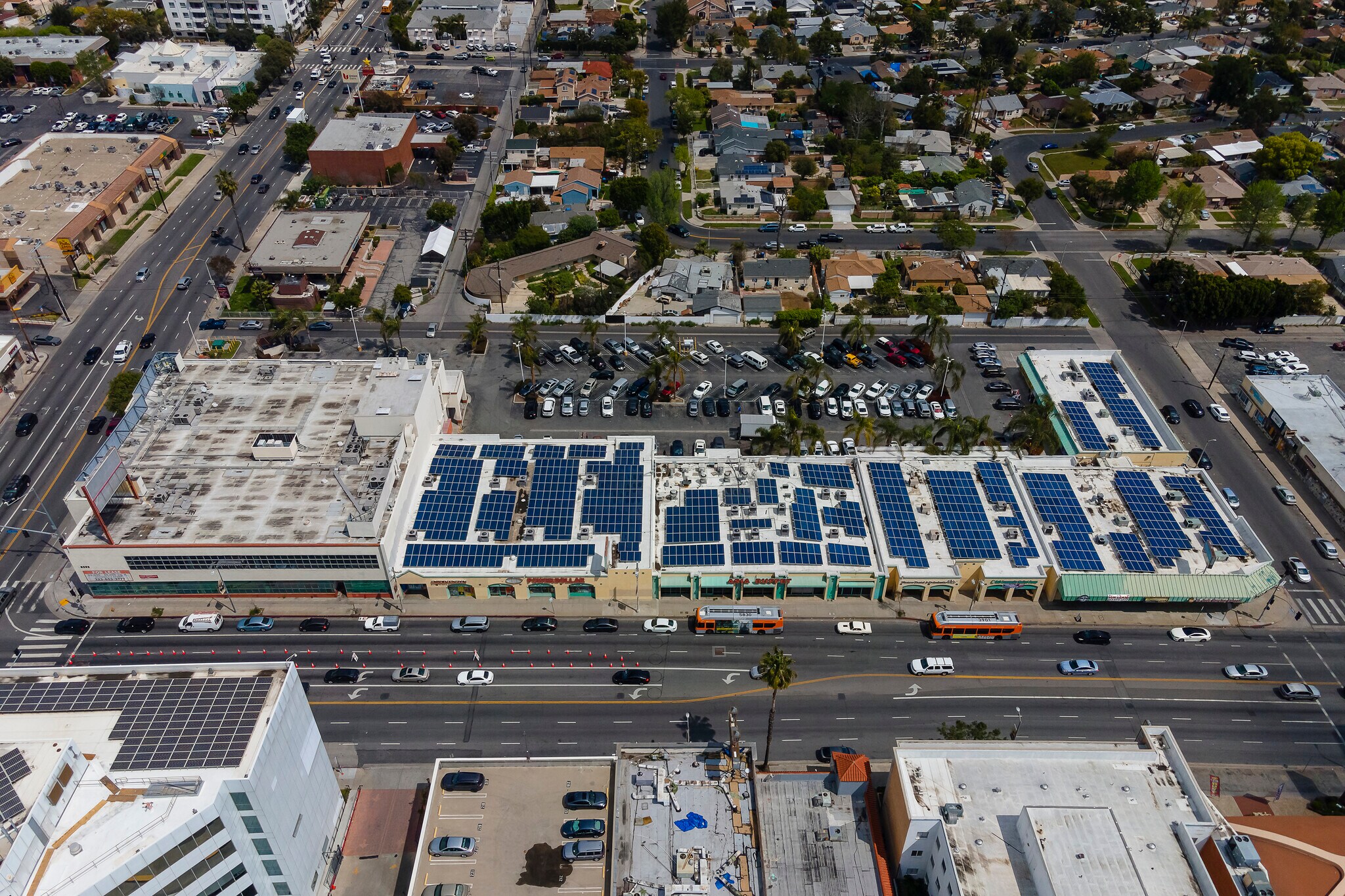 8200-8252 Van Nuys Blvd, Panorama City, CA à louer Photo du bâtiment- Image 1 de 4