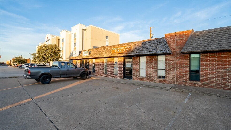 300-324 Jim Wright Fwy, Fort Worth, TX à vendre - Photo du bâtiment - Image 3 de 8