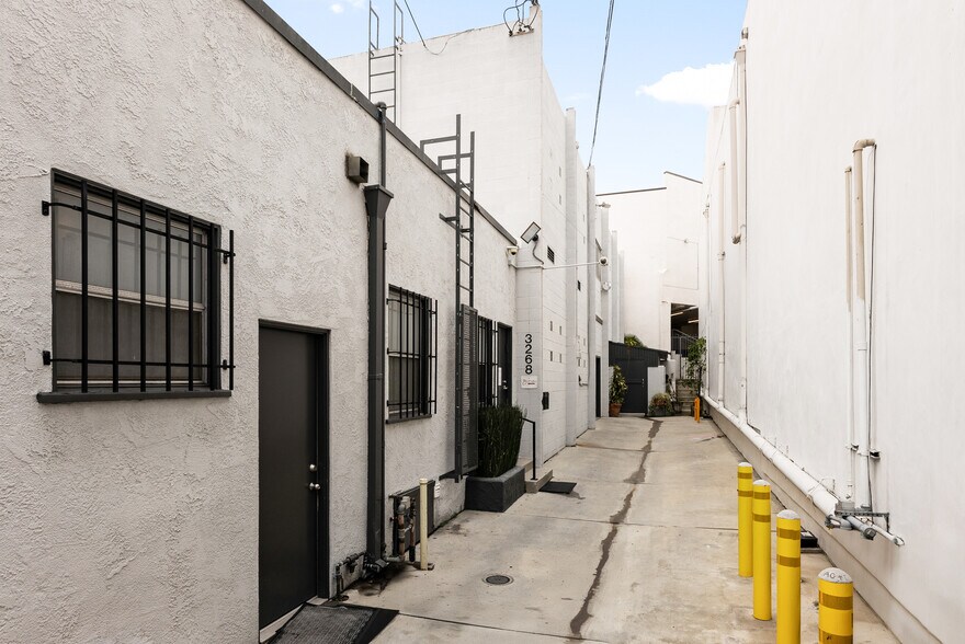 3268 Motor Ave, Los Angeles, CA à vendre - Photo du bâtiment - Image 3 de 22