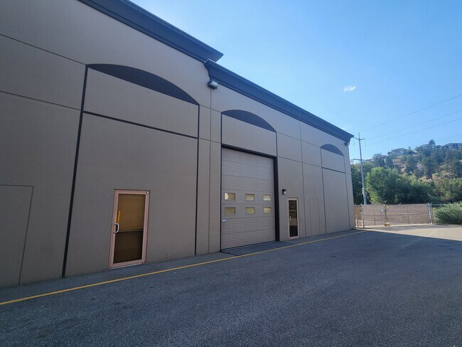 Plus de détails pour 2714 Highway 97 N, Kelowna, BC - Industriel à louer