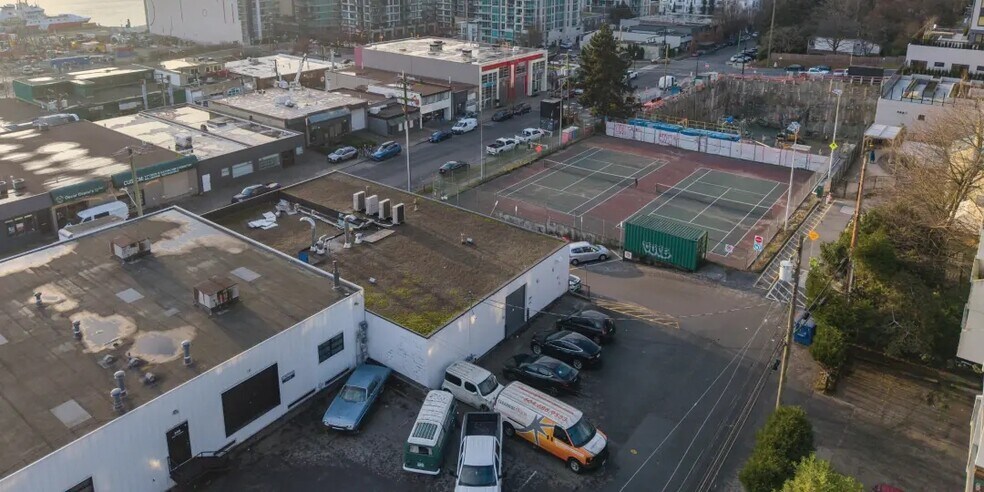 238 E 1st St, North Vancouver, BC à louer - Photo du bâtiment - Image 2 de 2