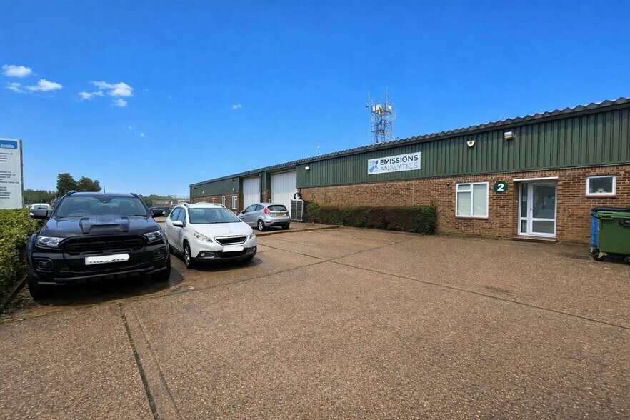 C R Bates Industrial Estate, Stokenchurch à louer - Photo du bâtiment - Image 2 de 15