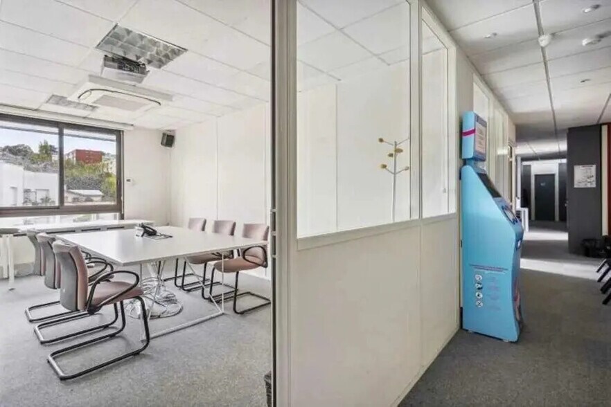 Office in Issy-les-Moulineaux for sale - Building Photo - Image 2 of 11