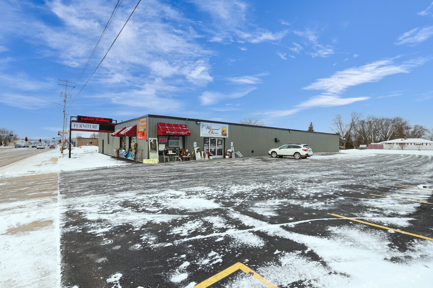 1700 W Wisconsin Ave, Appleton, WI for lease - Primary Photo - Image 1 of 11