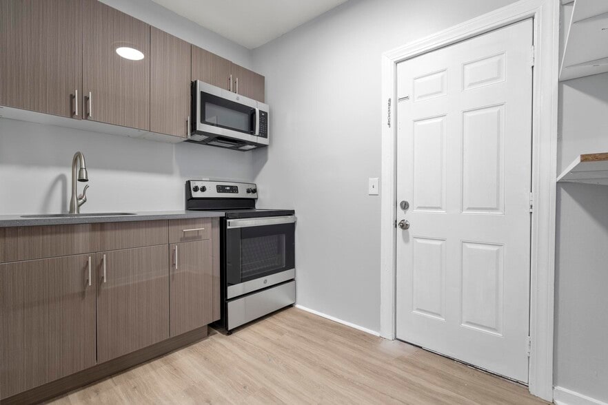 Whittier Portfolio portfolio of 2 properties for sale on LoopNet.ca - Interior Photo - Image 3 of 12