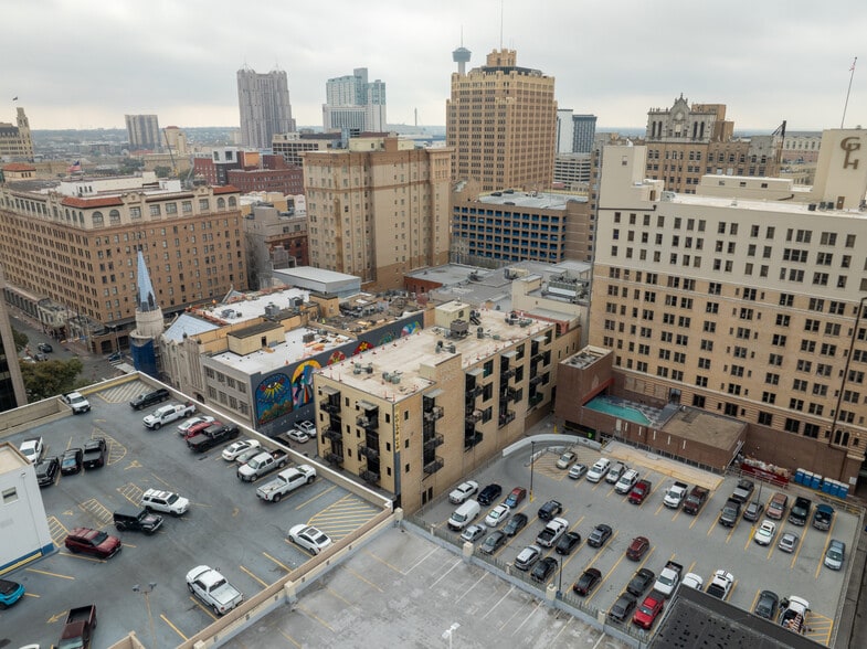 214 E Travis St, San Antonio, TX à louer - Photo du bâtiment - Image 3 de 24