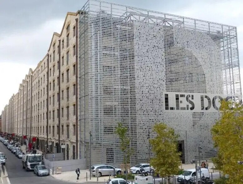 10 Place De La Joliette, Marseille à louer - Photo du bâtiment - Image 2 de 35