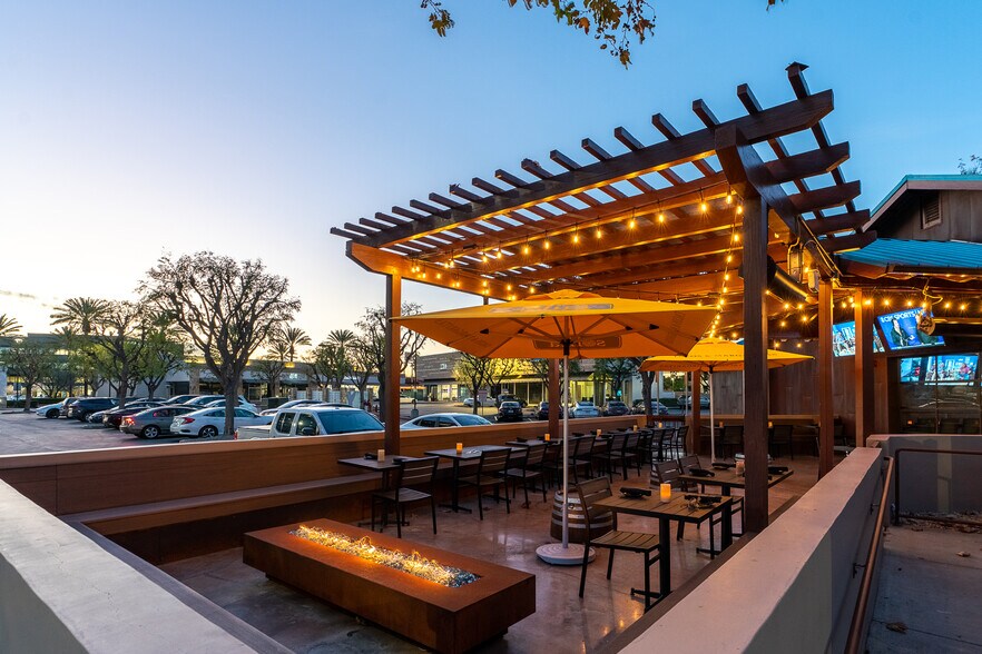 2438 E Katella Ave, Anaheim, CA à louer - Photo du bâtiment - Image 2 de 7