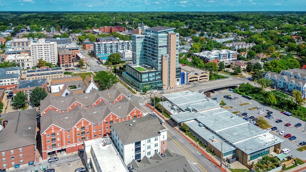404 E College St, Iowa City, IA à vendre - Photo du bâtiment - Image 3 de 6