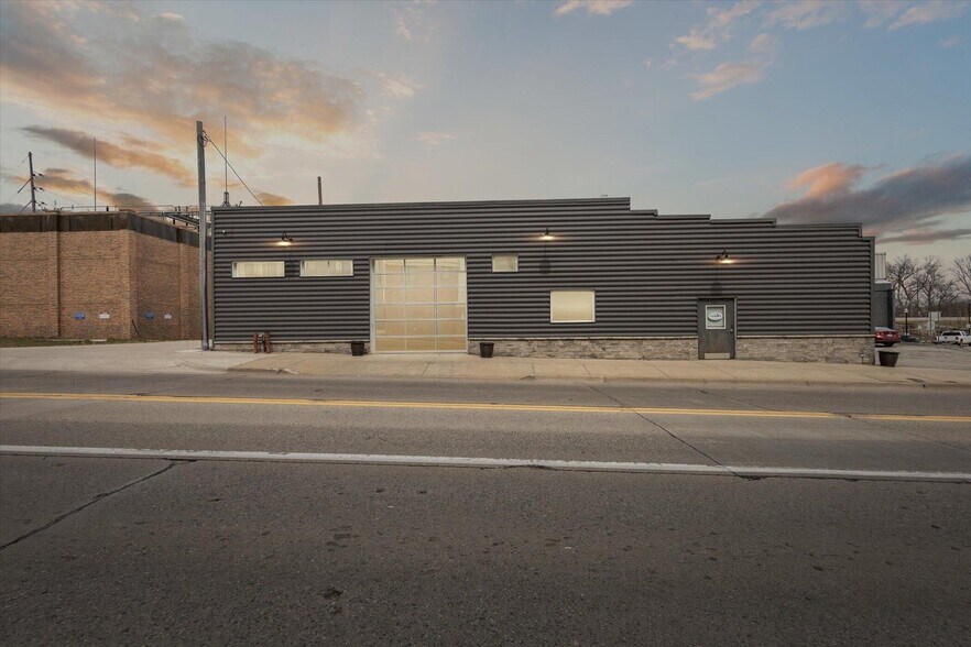 206 W Louis Glick Hwy, Jackson, MI à louer - Photo principale - Image 1 de 11