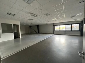 8 Rue Du Maréchal De Lattre De Tassigny, Élancourt for lease Building Photo- Image 2 of 4